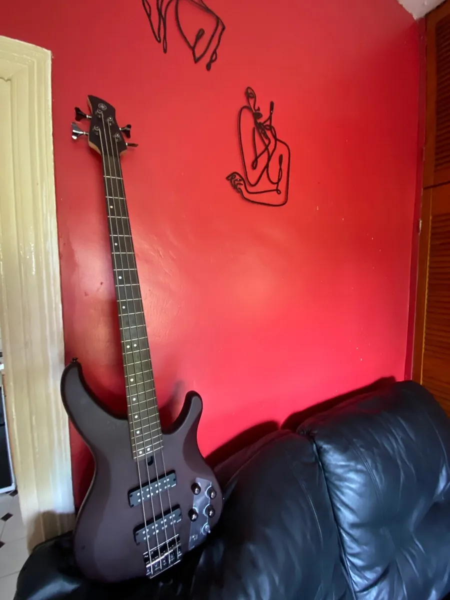 Bass guitar Yamaha - Image 1