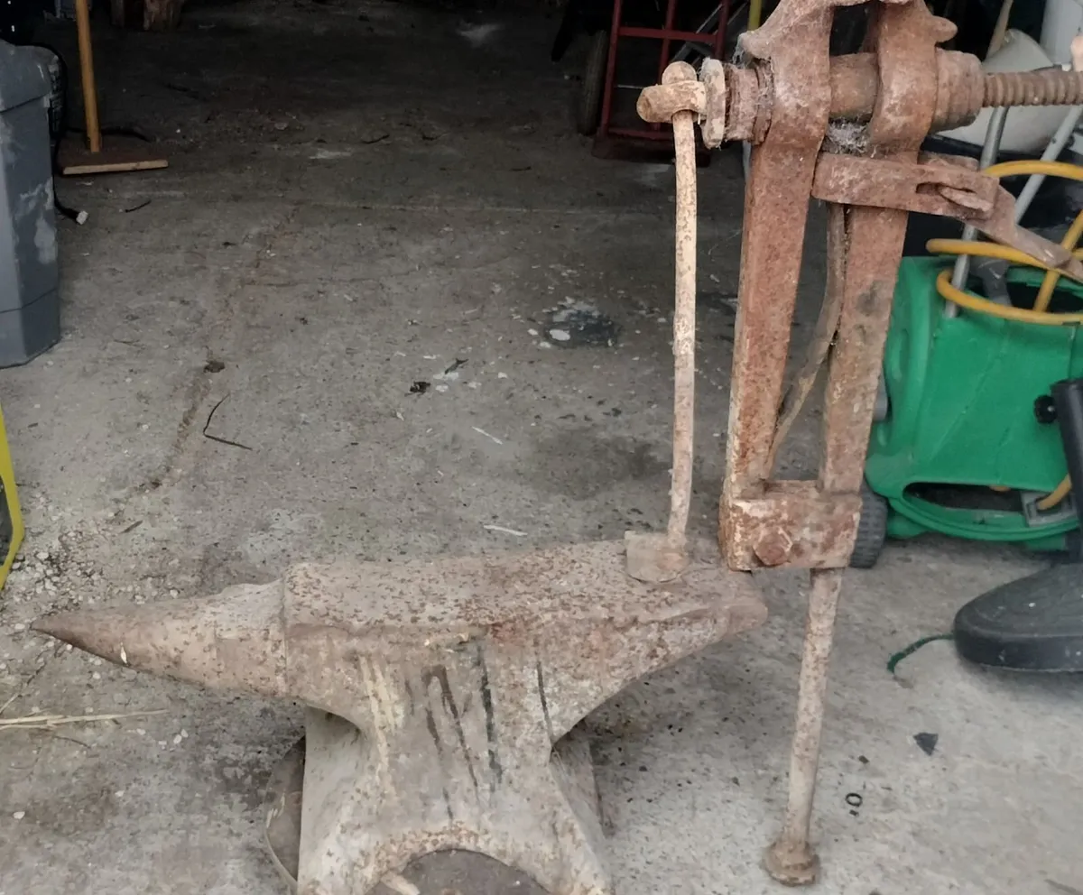 Blacksmiths Anvil & Vice - Image 1