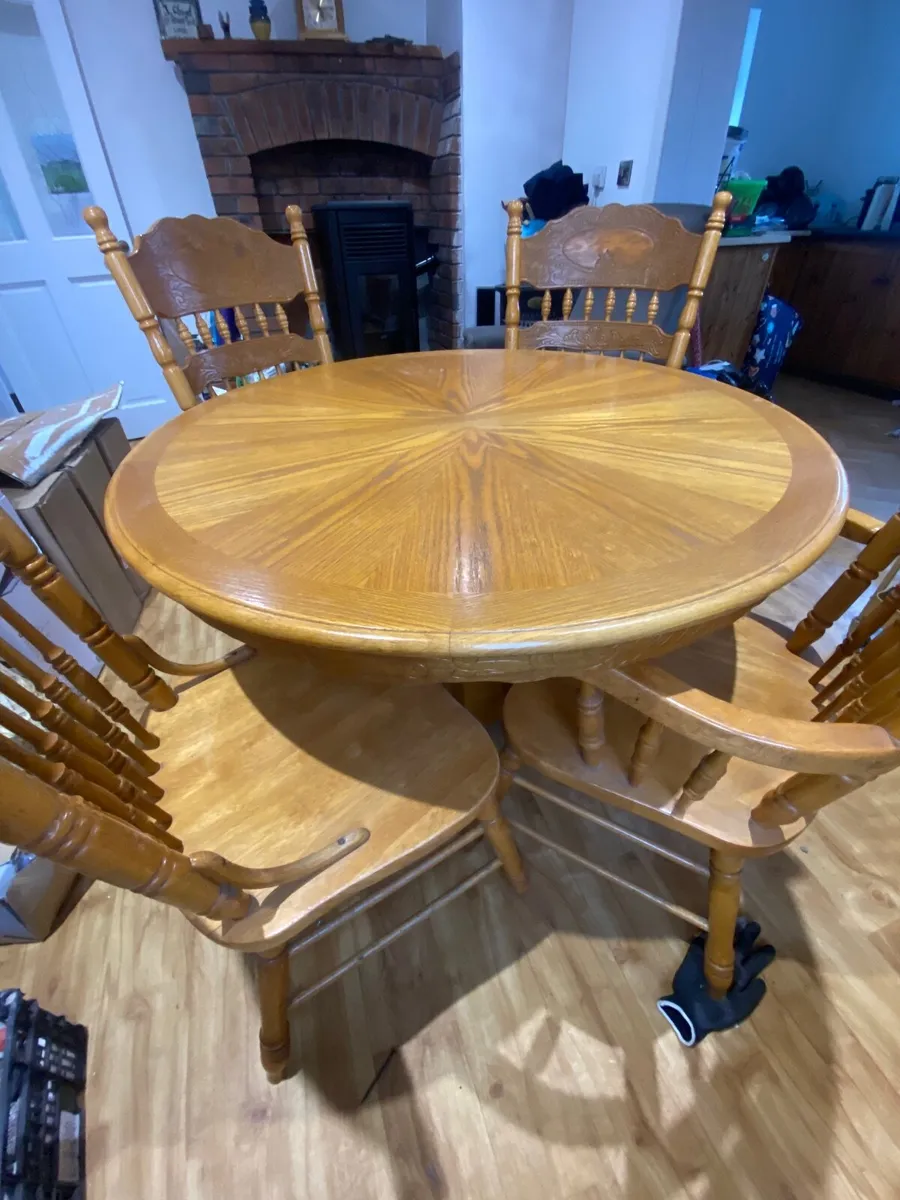 Kitchen table and chairs. - Image 1