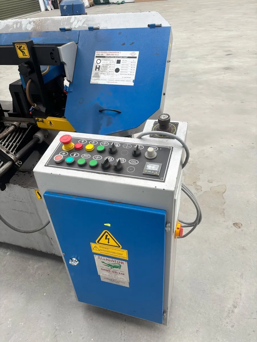 Band saw - Image 1