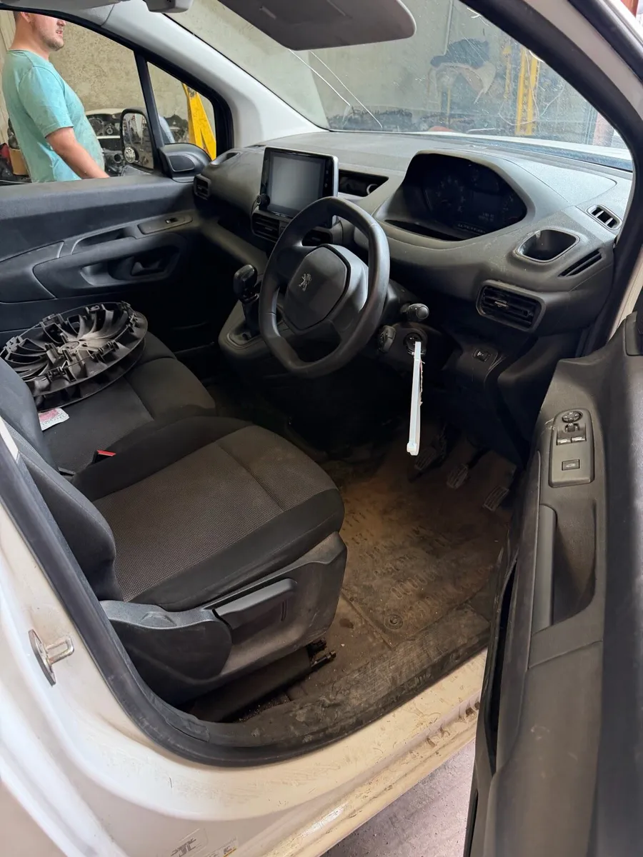 2020 Peugeot partner for breaking only - Image 4