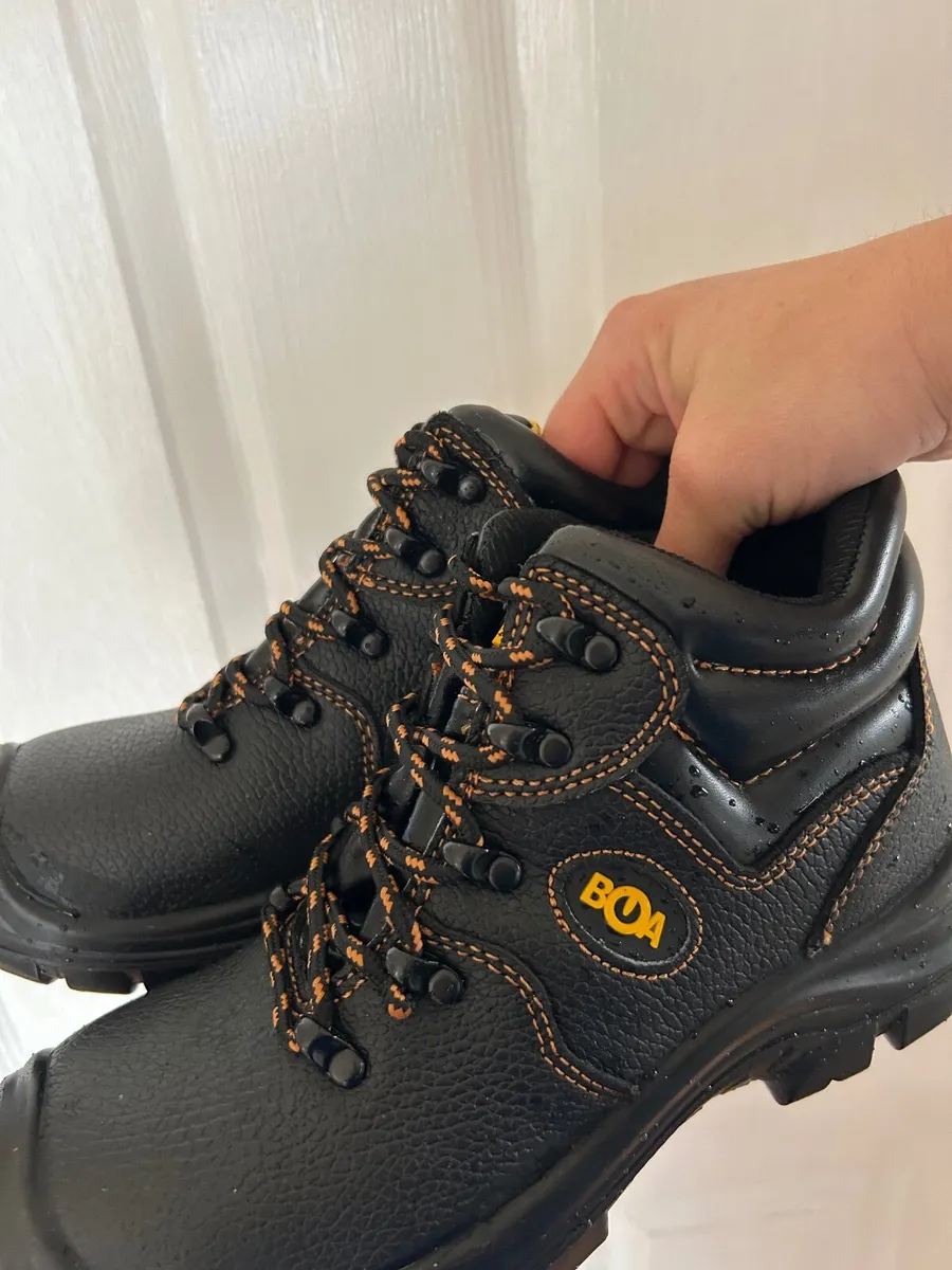 Safety boots  brand new - Image 1