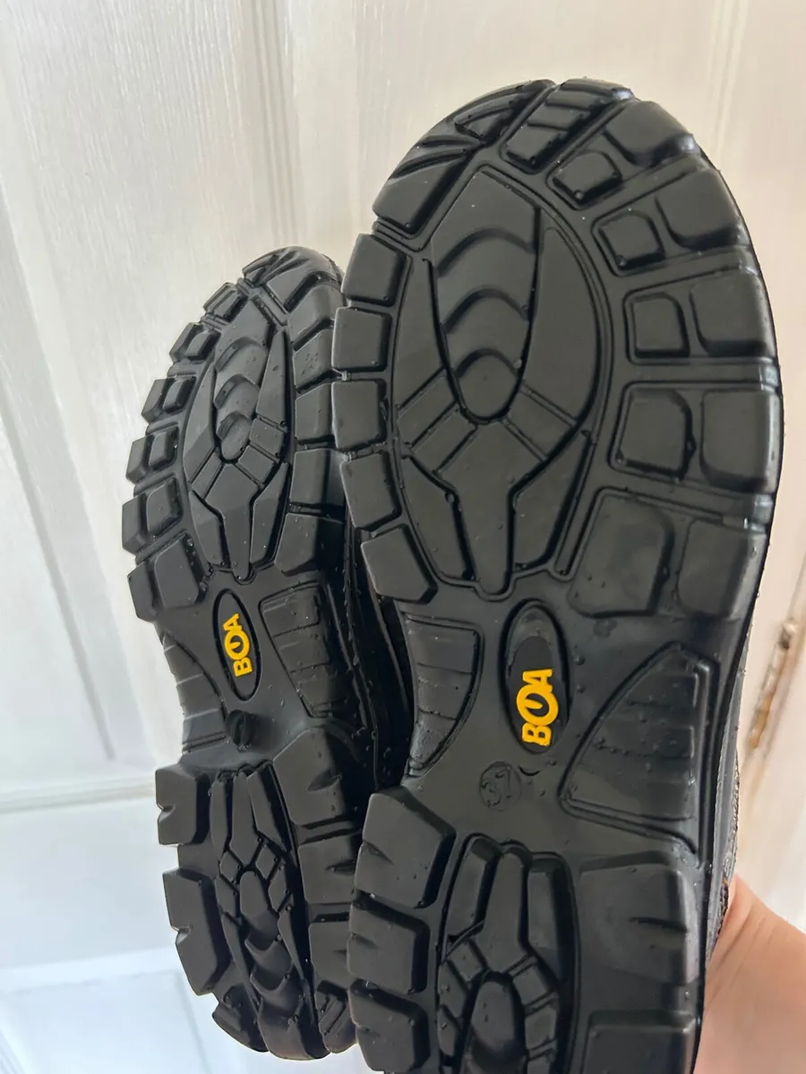 Safety boots  brand new - Image 2