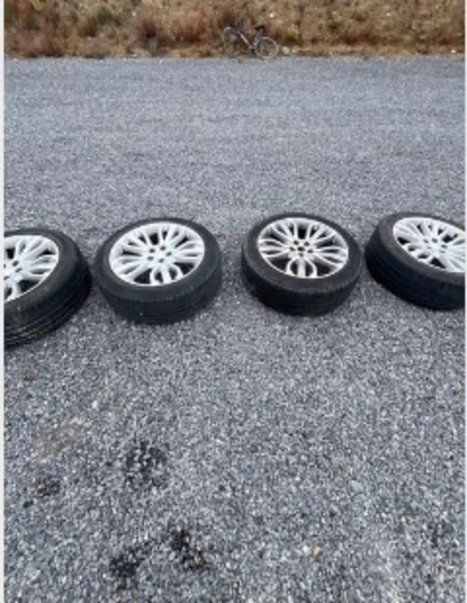 Land Rover alloy and wheels and pirreli tires - Image 1