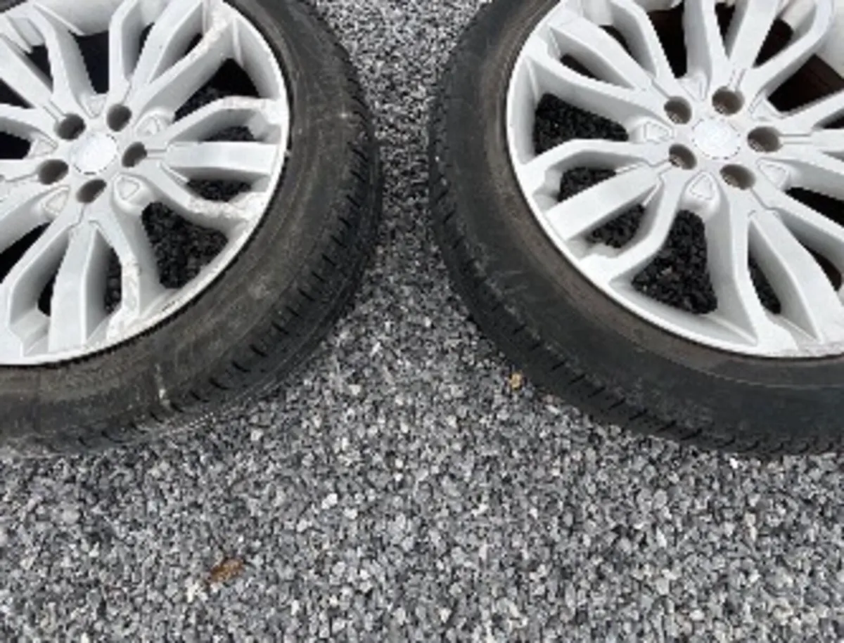 Land Rover alloy and wheels and pirreli tires - Image 2