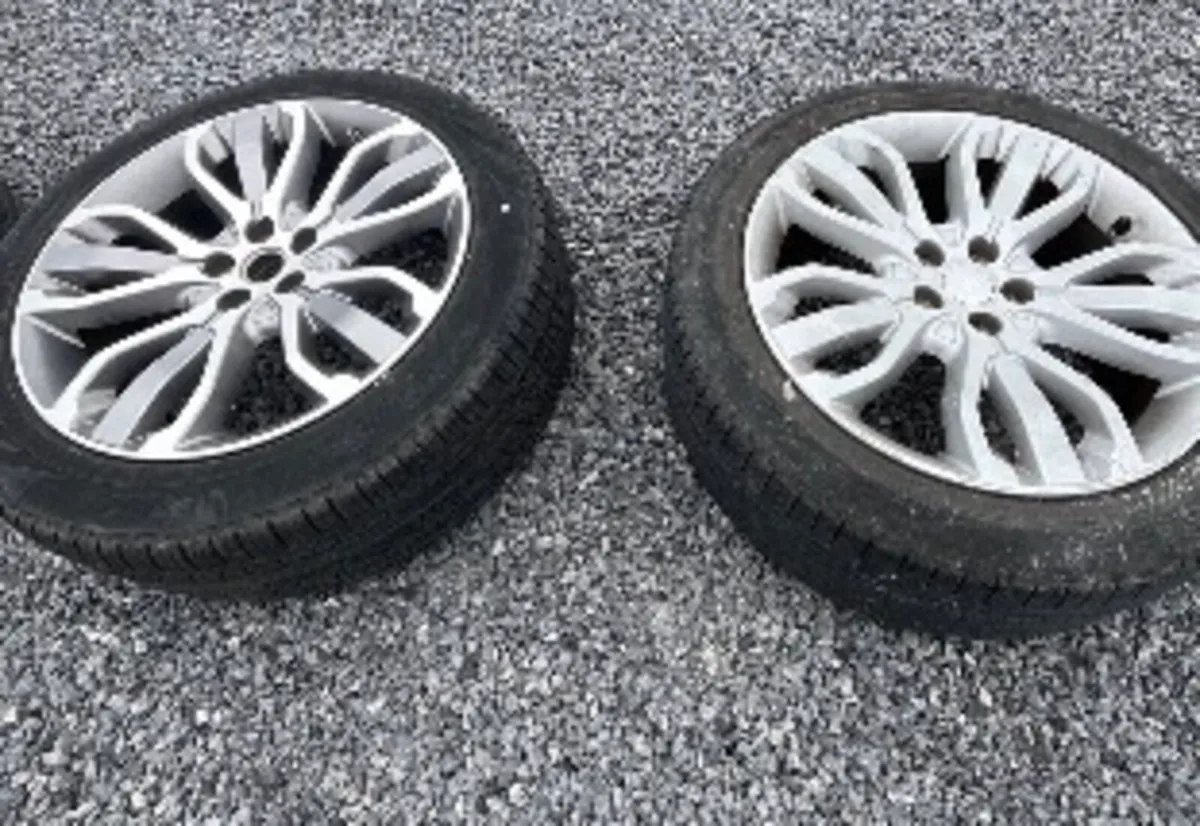 Land Rover alloy and wheels and pirreli tires - Image 3