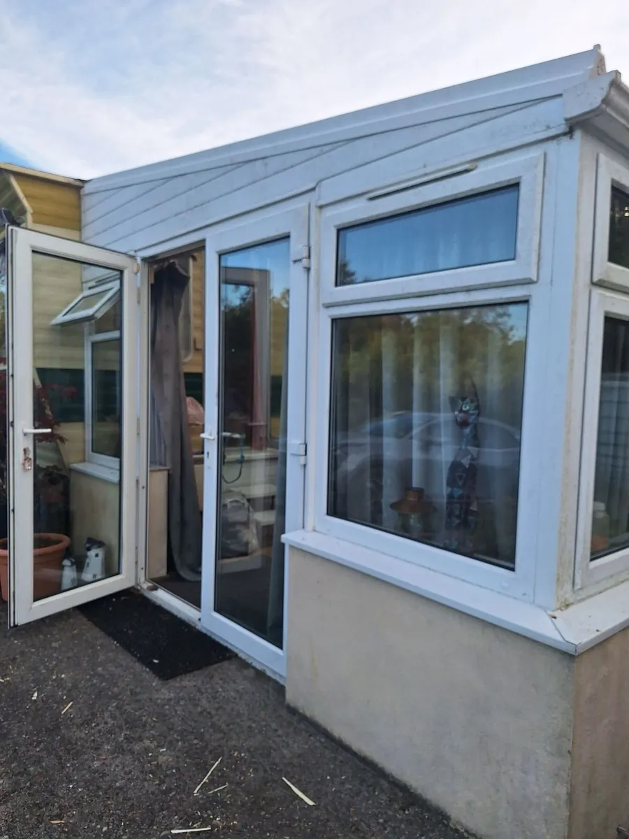 Mobile home and conservatory - Image 1