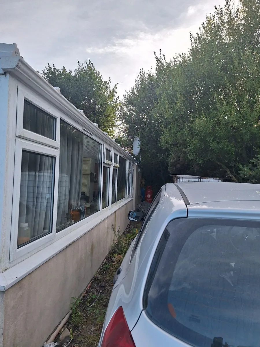 Mobile home and conservatory - Image 2