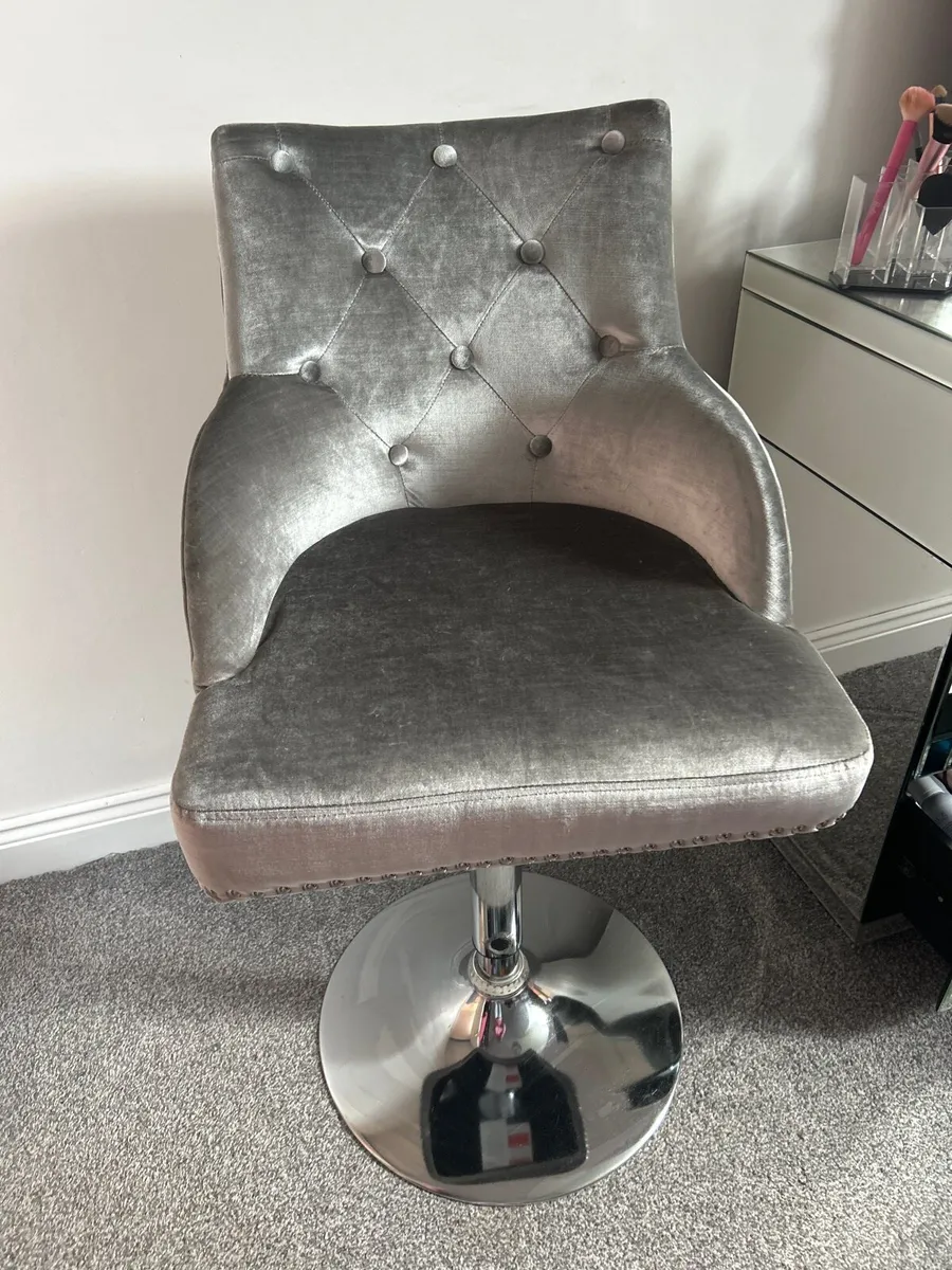 Makeup chair - Image 1