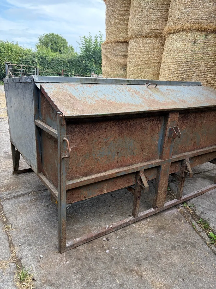 Cattle feeding equipment - Image 1
