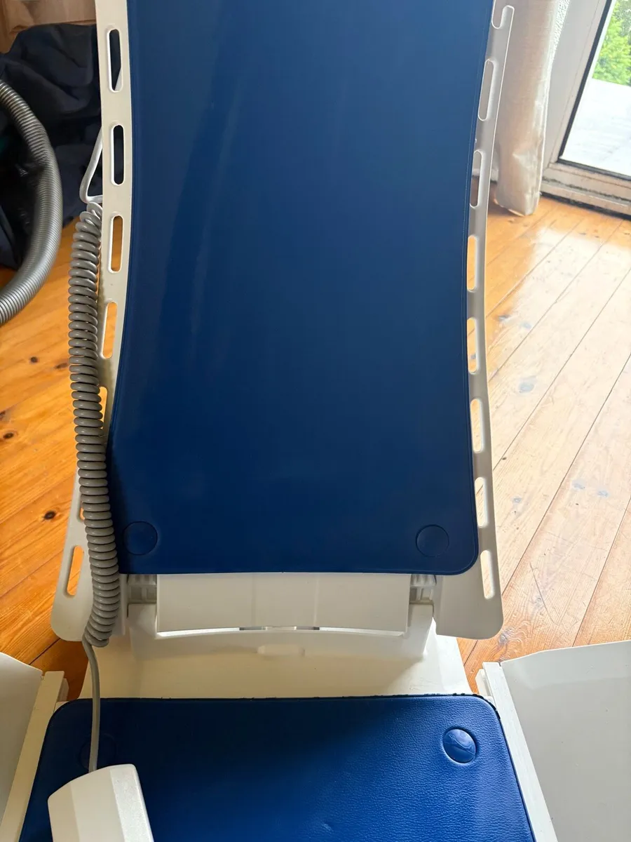 Mobility Bath Lift with charger and Remote - Image 3