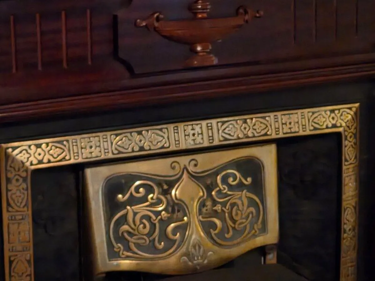 Mantle and hearth - Image 4