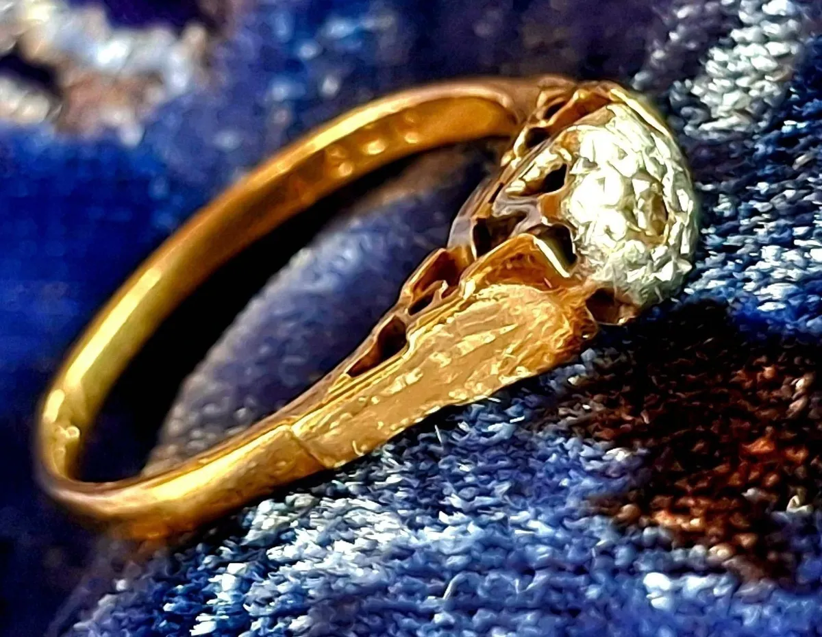 Vintage 18-Carat Gold & Real Diamond Ring ... - Image 1
