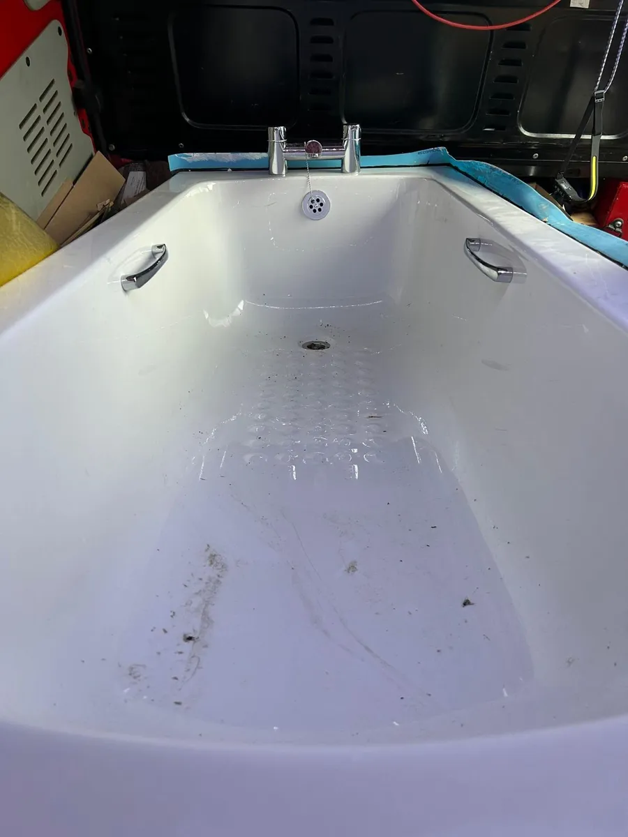 Bath and sink - Image 1