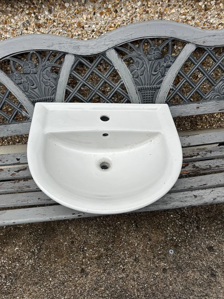 Bath and sink - Image 3