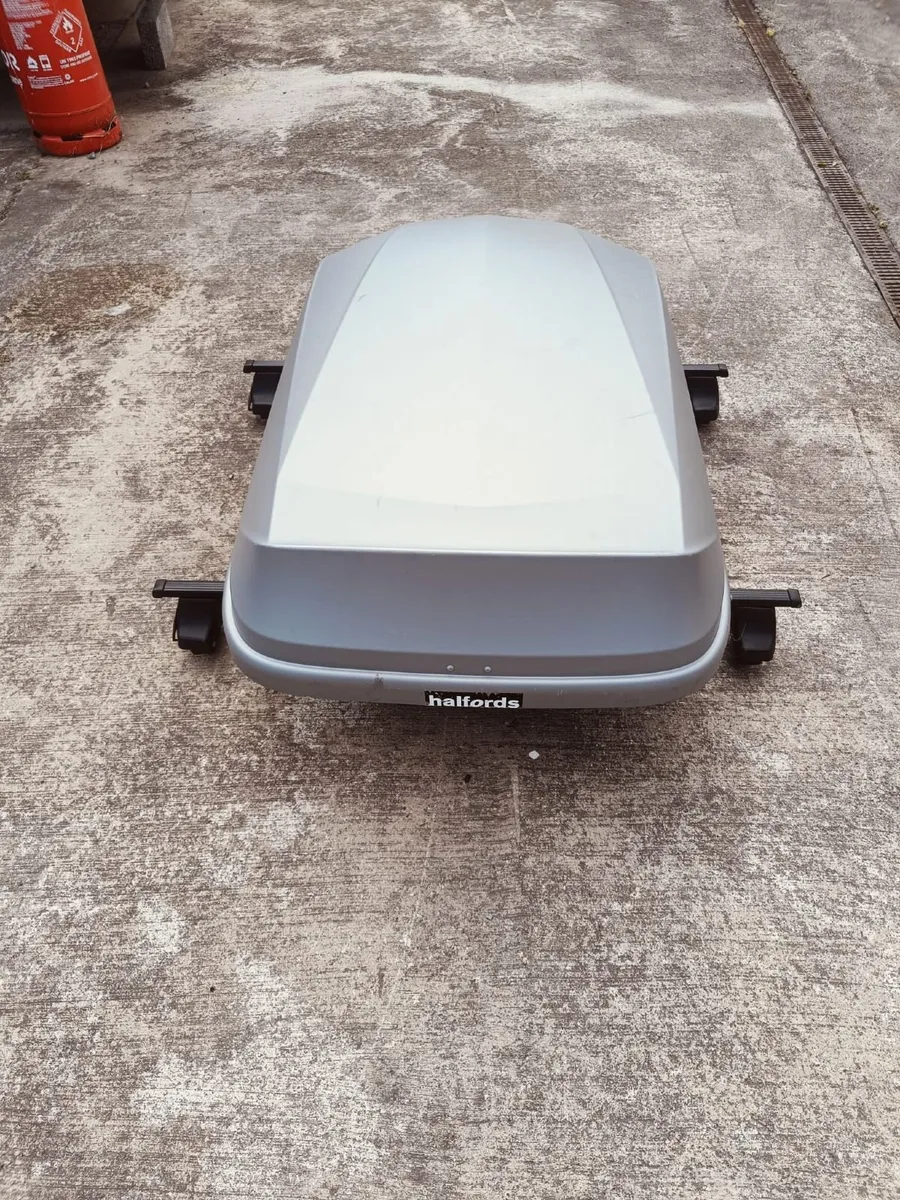 Roof box and roof rails - Image 1