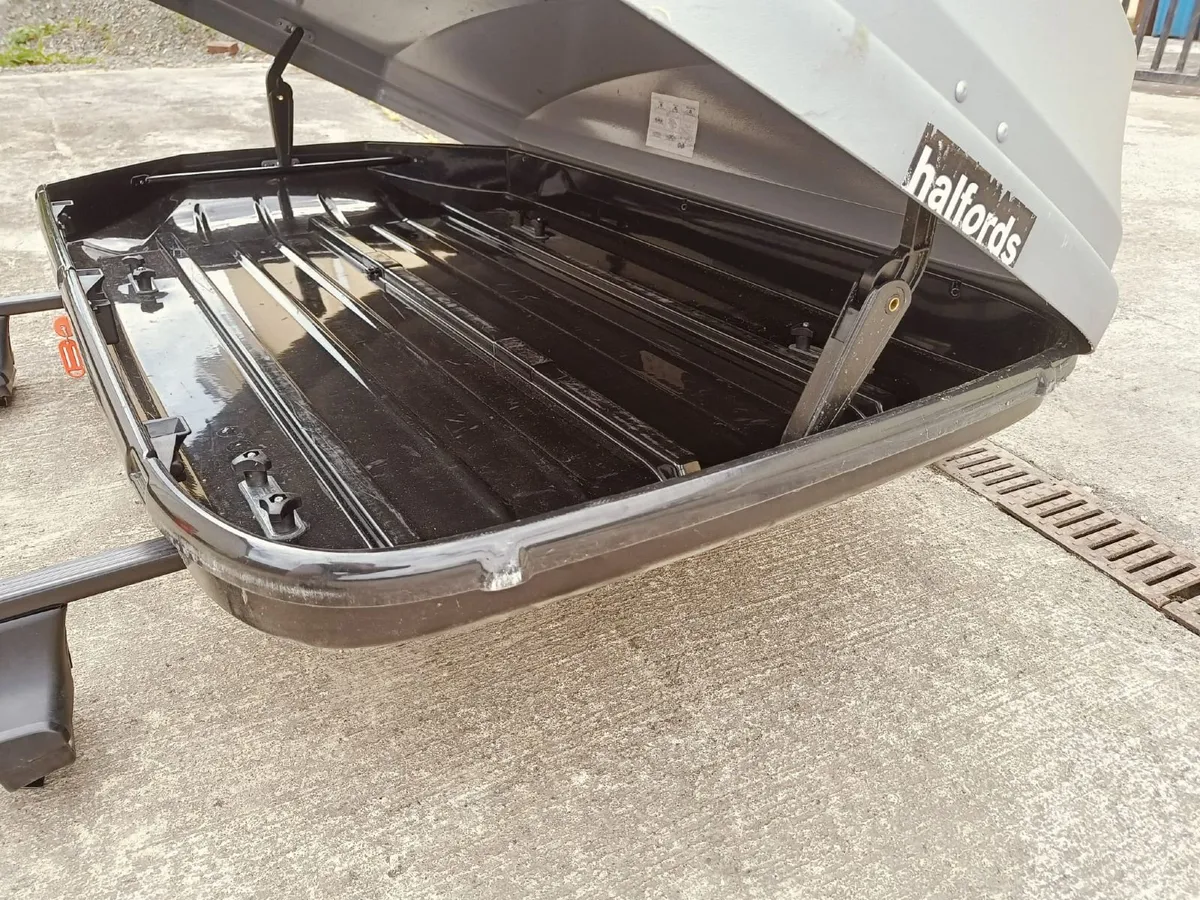 Roof box and roof rails - Image 2