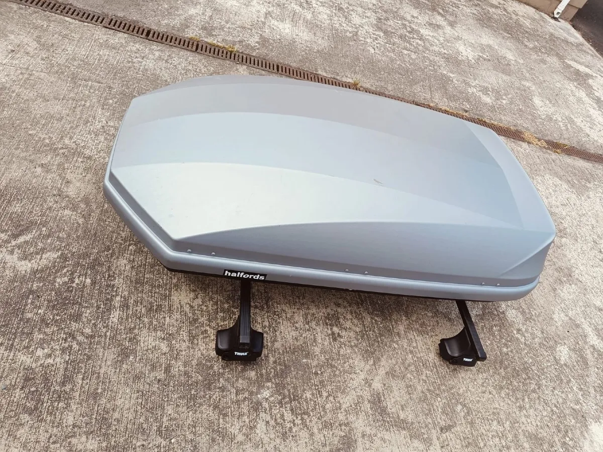 Roof box and roof rails - Image 3