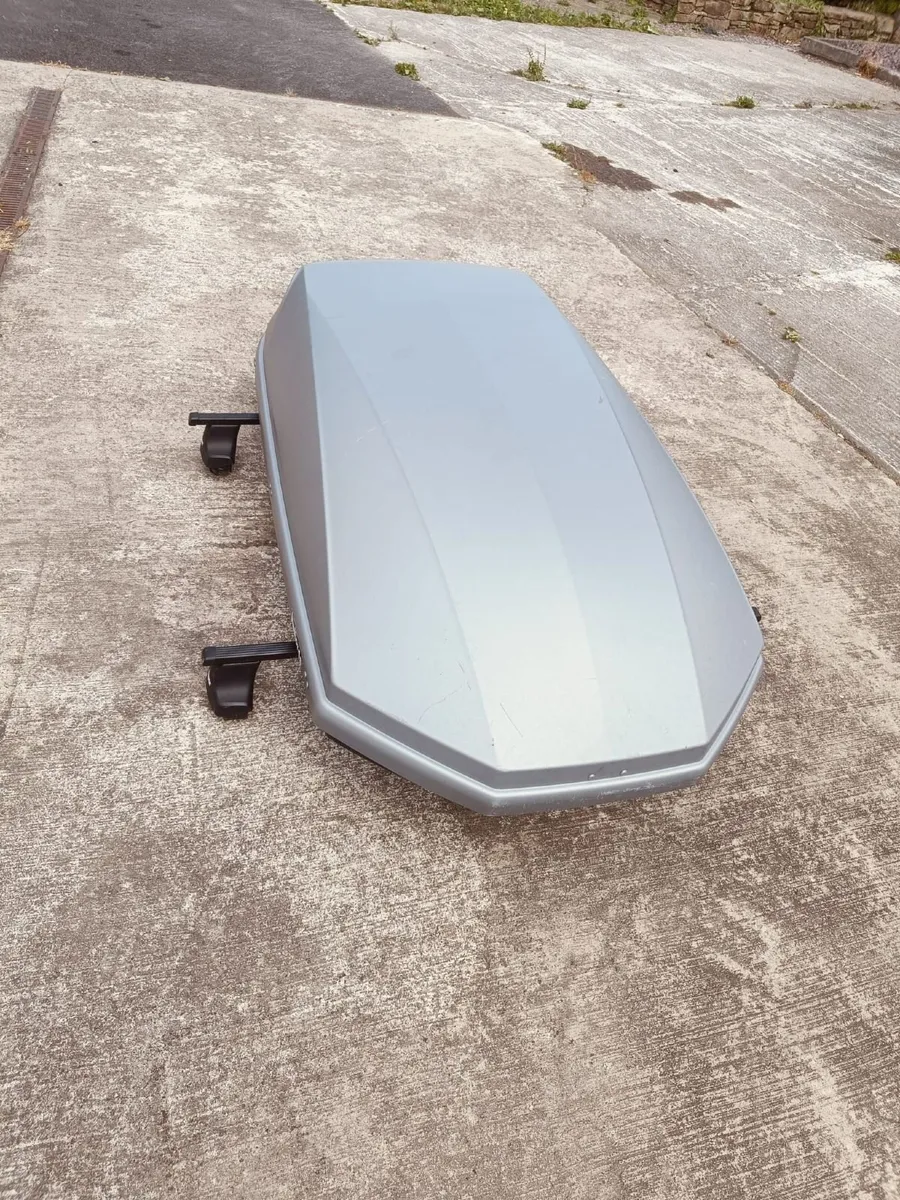 Roof box and roof rails - Image 4