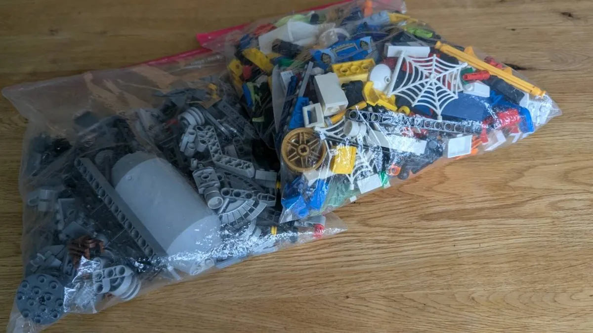 Lego & Technic Assorted Parts - Image 2