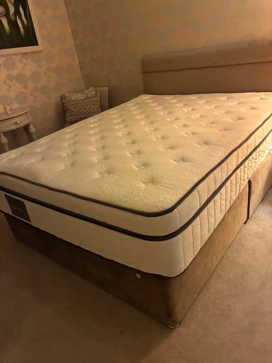 King coil matress with Topper - Image 3