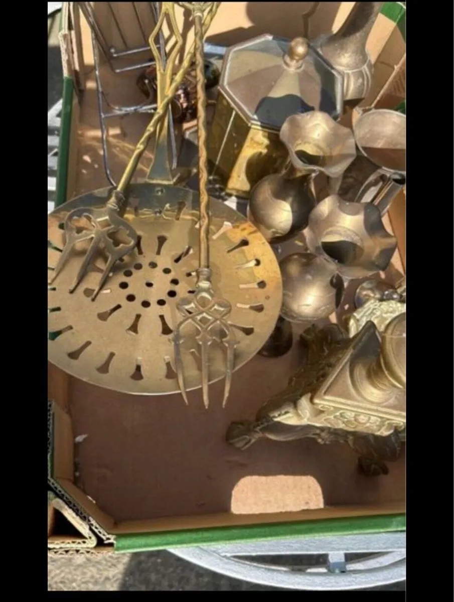 Large box of brass pieces - Image 1