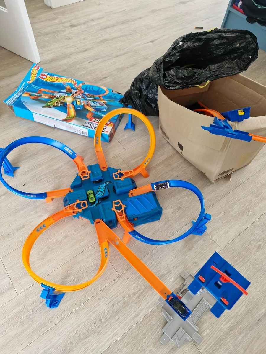 Hot Wheels criss cross crash