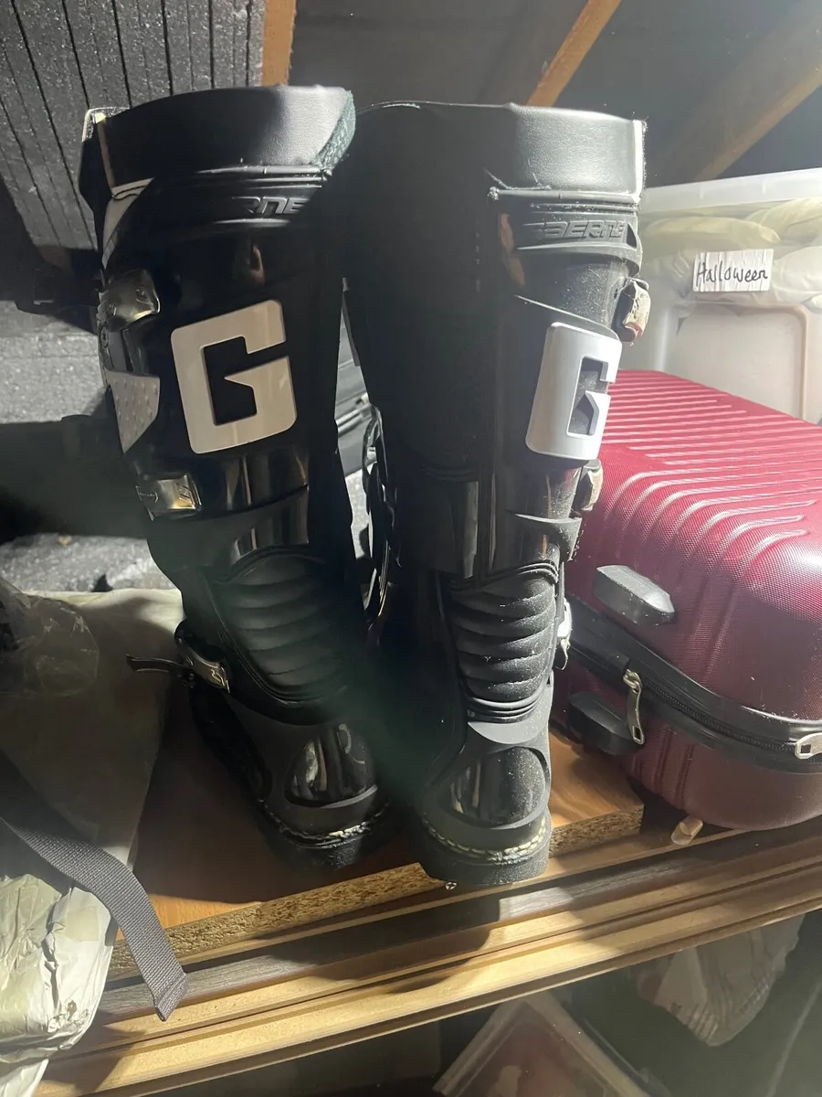 Size 8  brand new motorbike boots - Image 3
