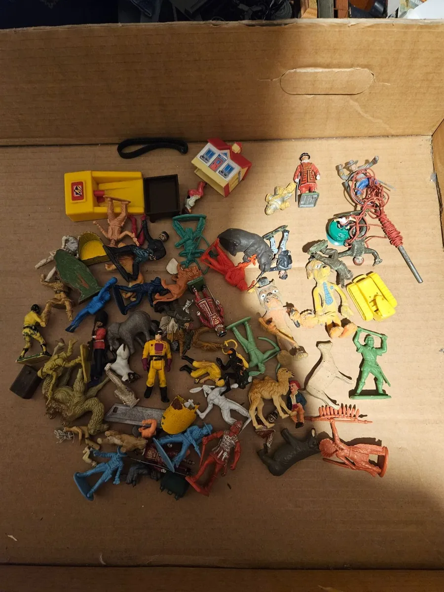 Vintage Lot 1970's Plastic Figures Cowboys etc - Image 1
