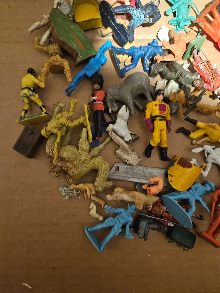 Vintage Lot 1970's Plastic Figures Cowboys etc - Image 2