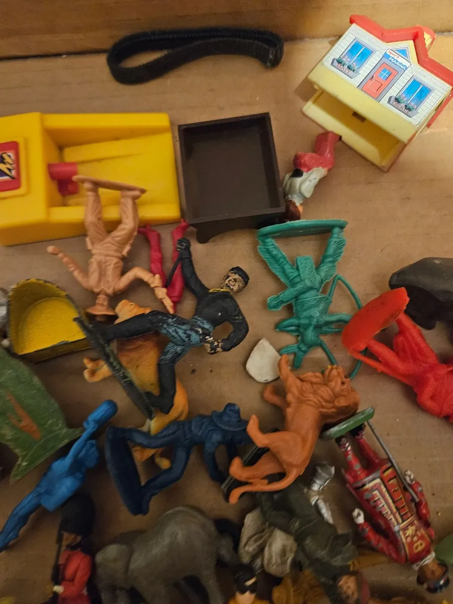 Vintage Lot 1970's Plastic Figures Cowboys etc - Image 4