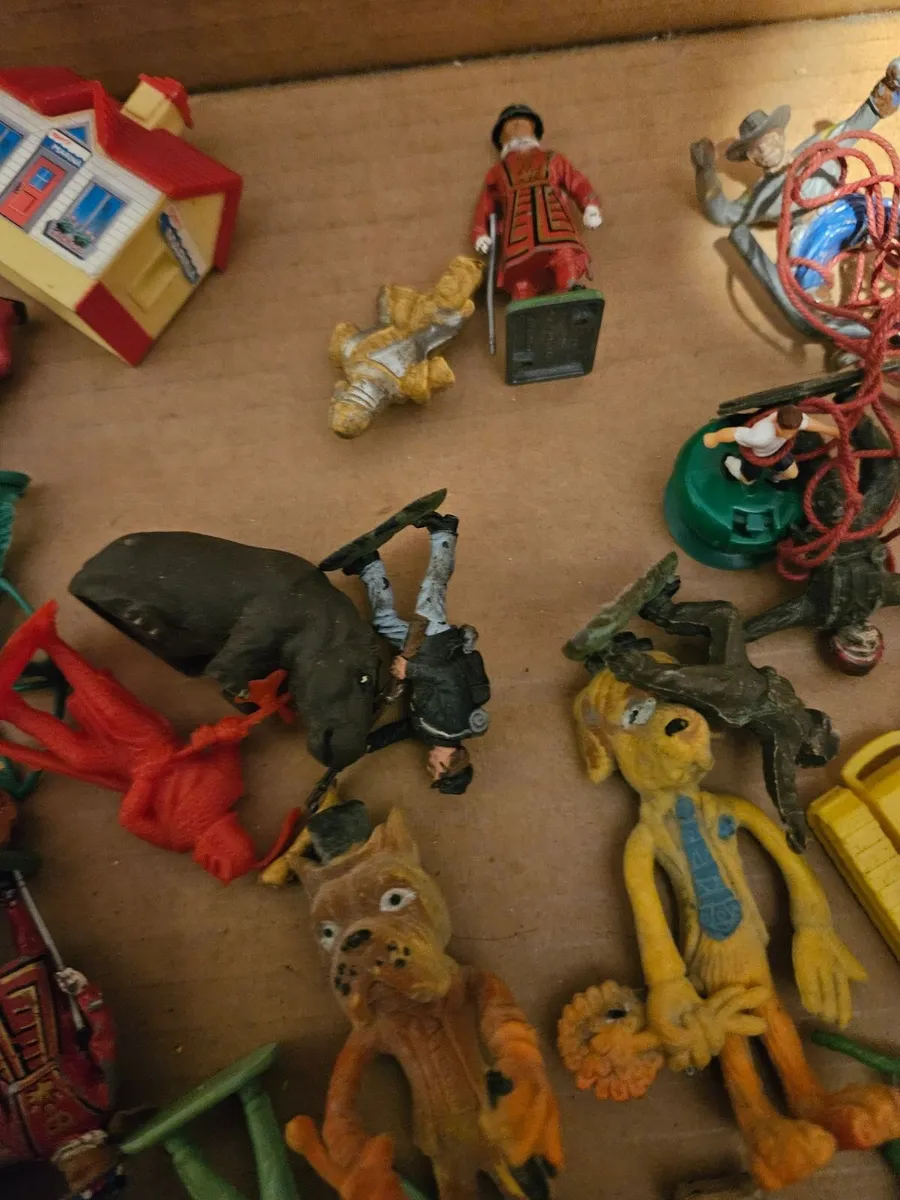 Vintage Lot 1970's Plastic Figures Cowboys etc - Image 3