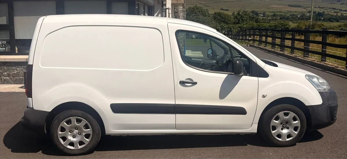 2017 Peugeot Partner - Image 2