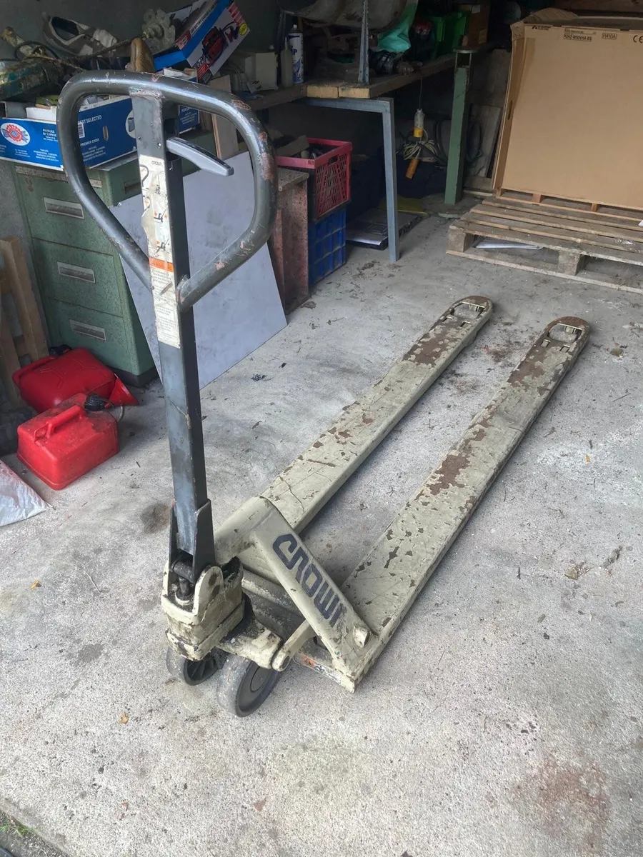 Crown Heavy Duty Long-Fork Pallet Truck 72" / 1.8 - Image 2