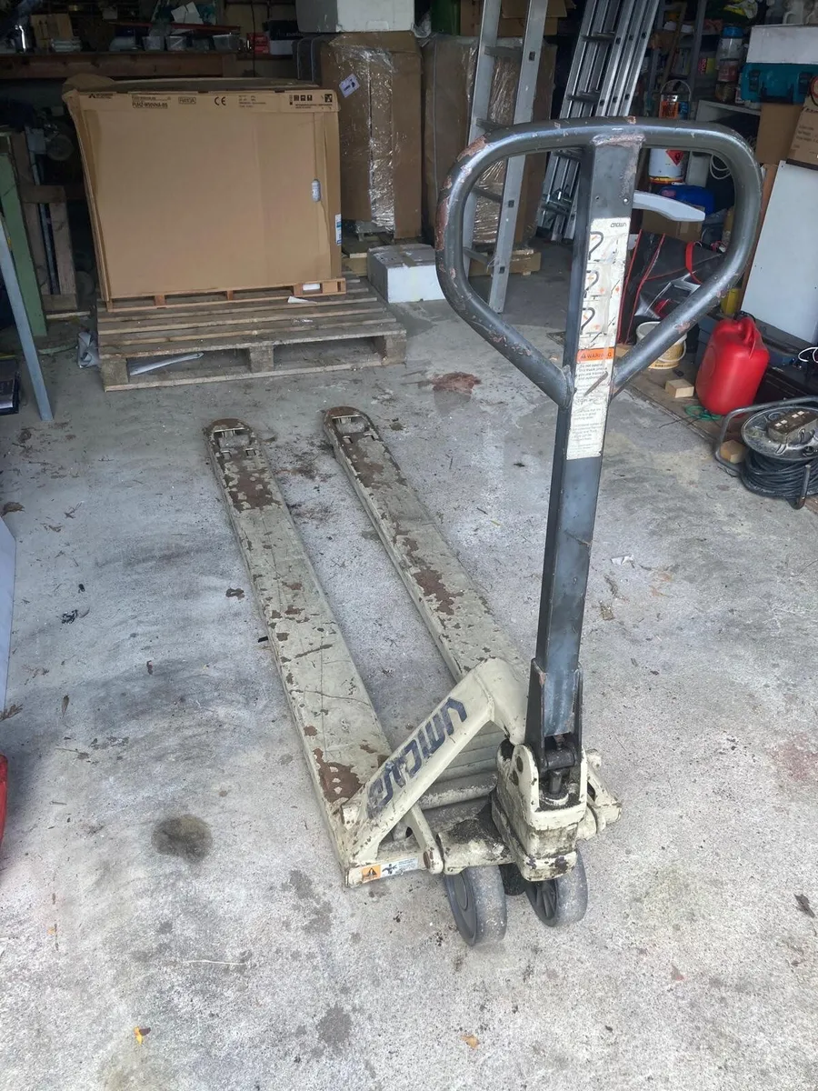 Crown Heavy Duty Long-Fork Pallet Truck 72" / 1.8 - Image 3
