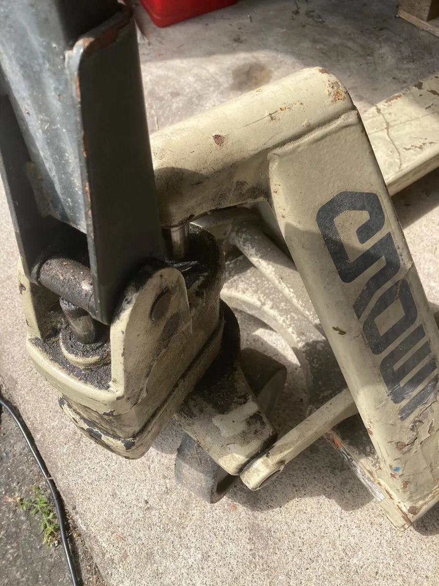 Crown Heavy Duty Long-Fork Pallet Truck 72" / 1.8 - Image 4