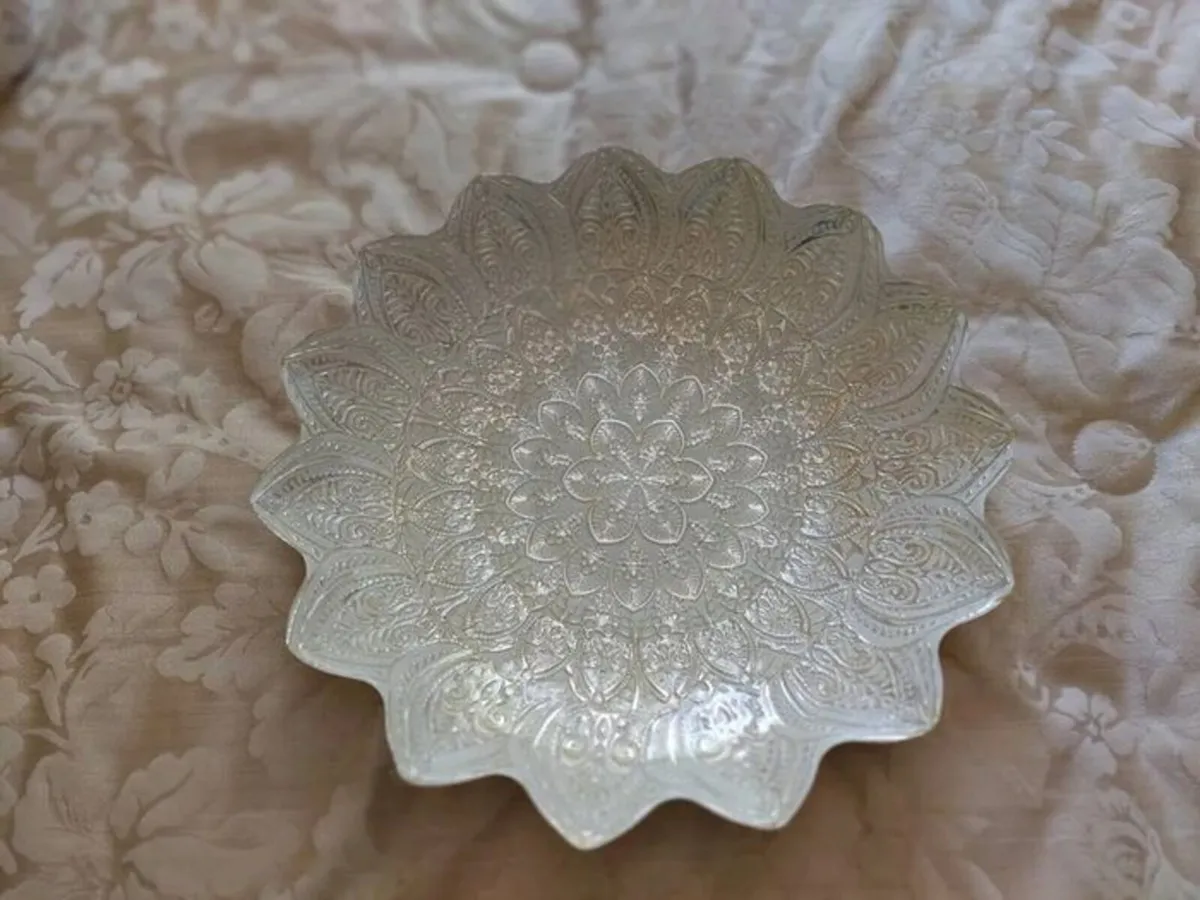 Metallic Glazed Pearl Centrepiece Bowl. - Image 1