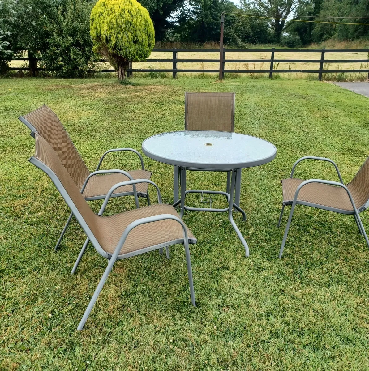 Garden furniture table & chairs - Image 2