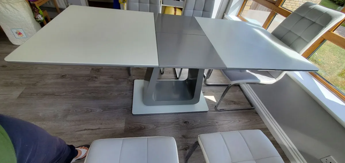 Kitchen table and chairs - Image 3