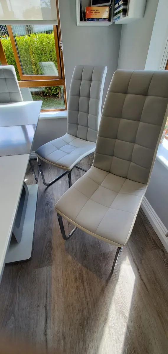 Kitchen table and chairs - Image 4