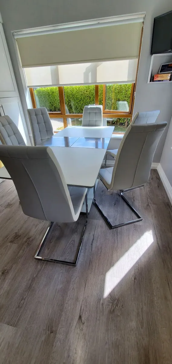 Kitchen table and chairs - Image 2