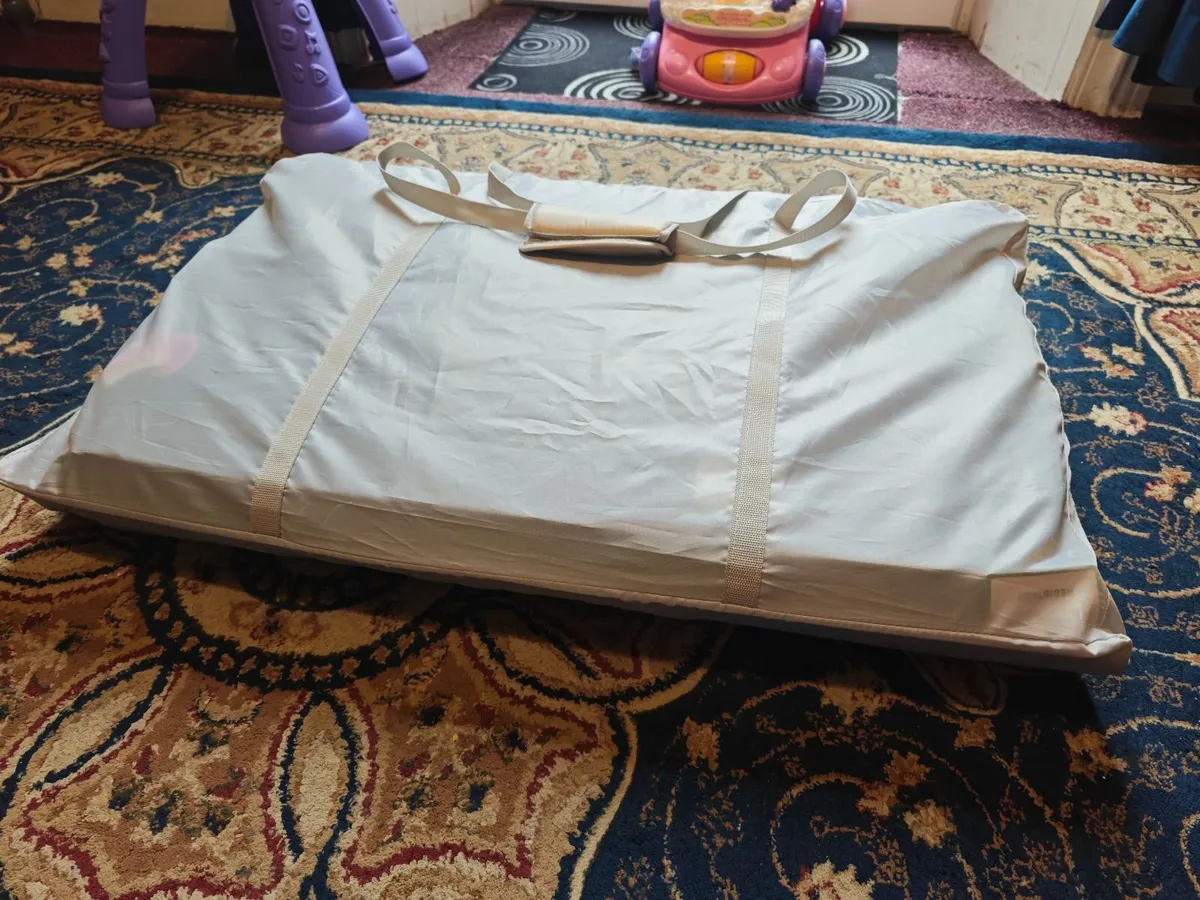 Tutti Bambini CoZee Lite Bedside Crib - Image 2