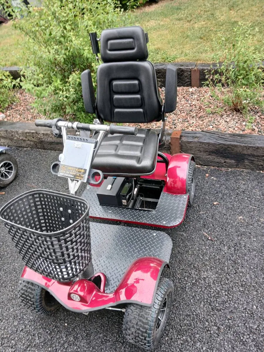 Single seat golf buggy - Image 1