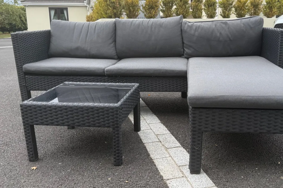 Garden furniture - Image 1