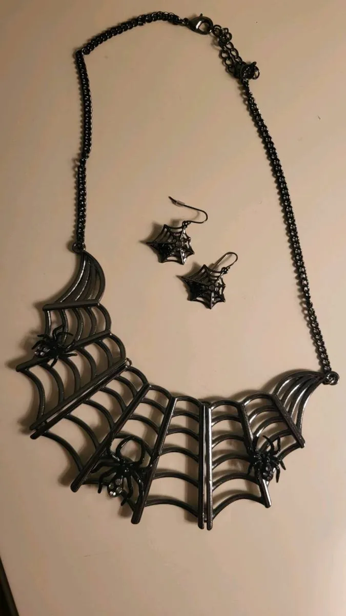 Very heavy necklace with a cobweb & spider design - Image 1