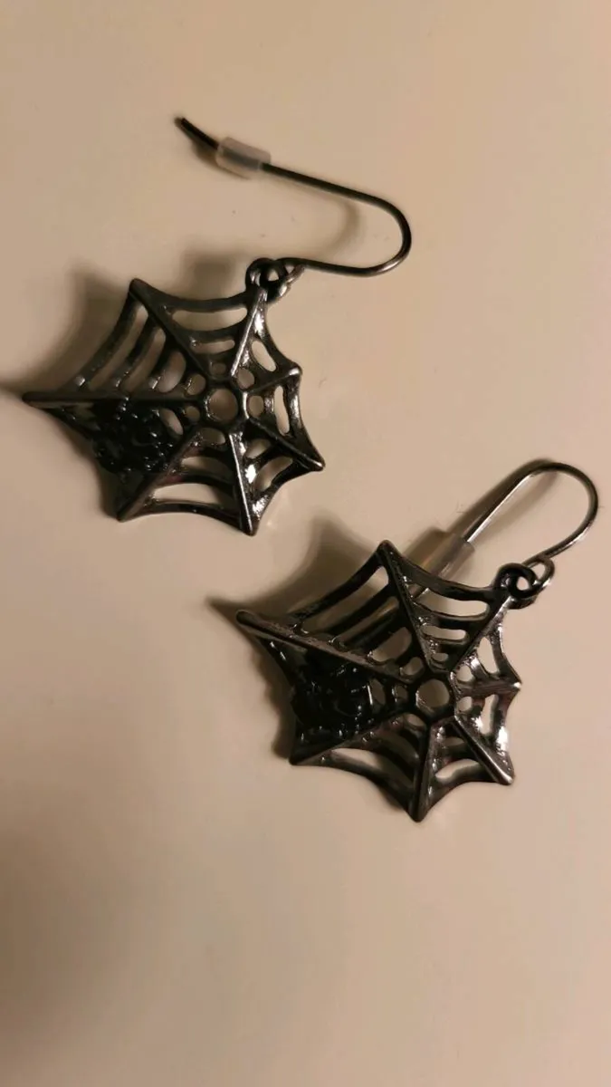 Very heavy necklace with a cobweb & spider design - Image 2