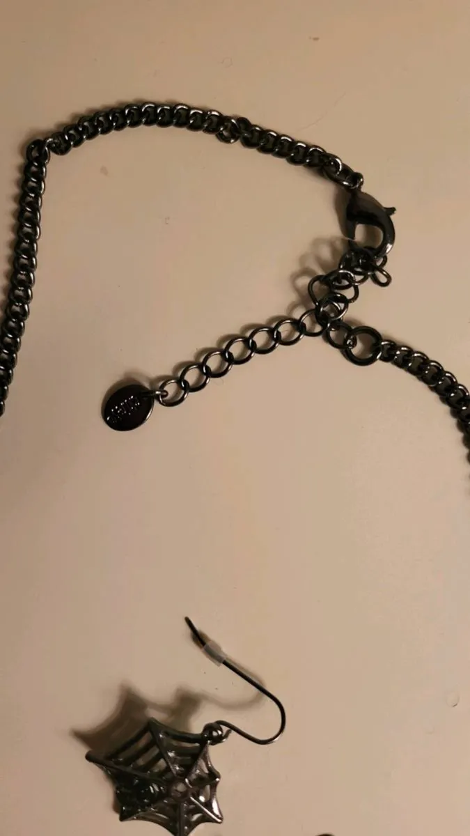 Very heavy necklace with a cobweb & spider design - Image 4