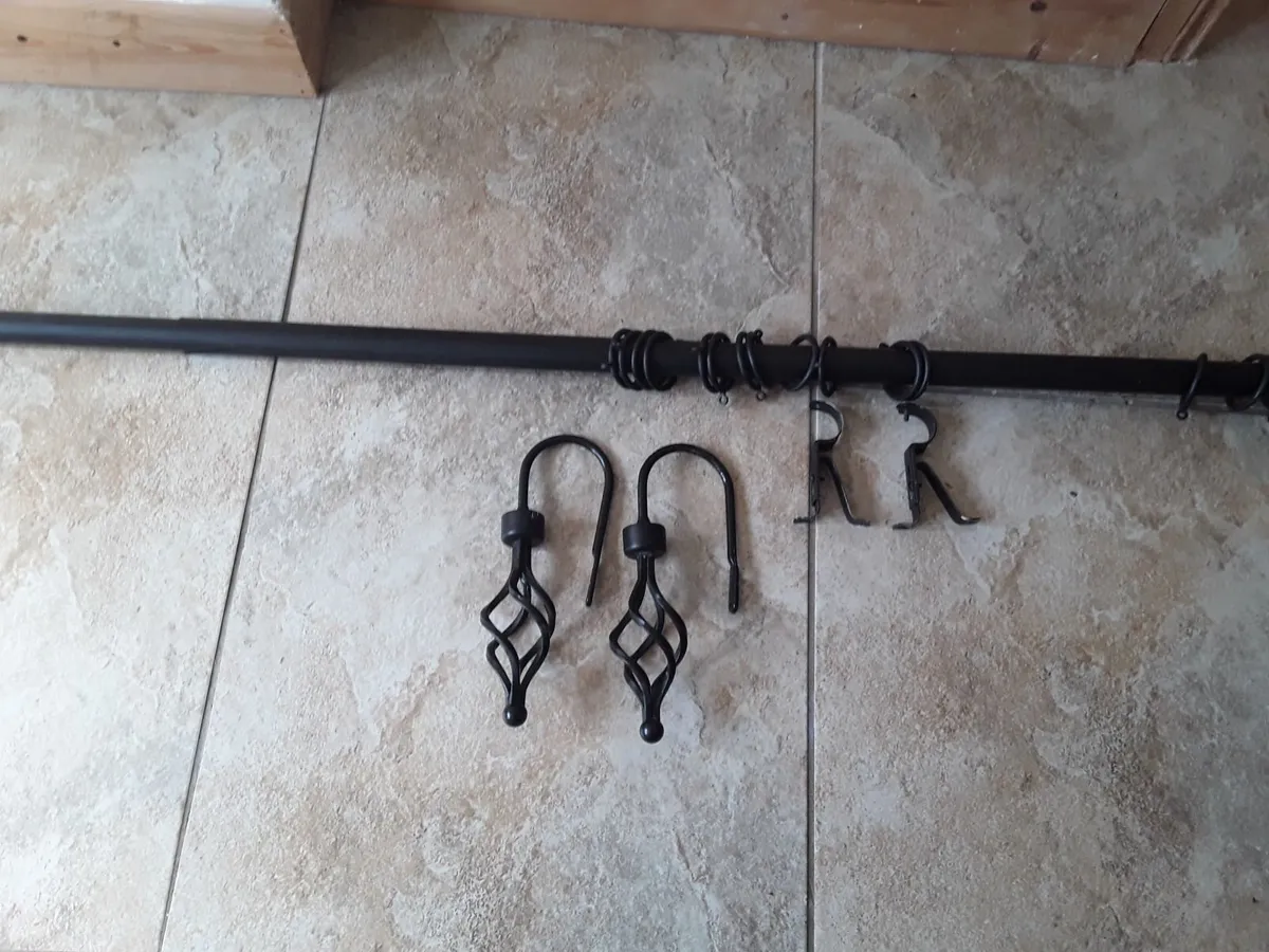 Black metal curtain pole - Image 3