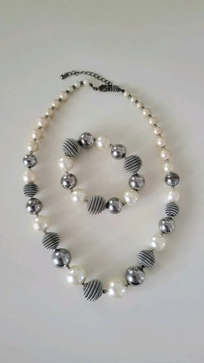 Costume jewellery. Necklace & bracelet set