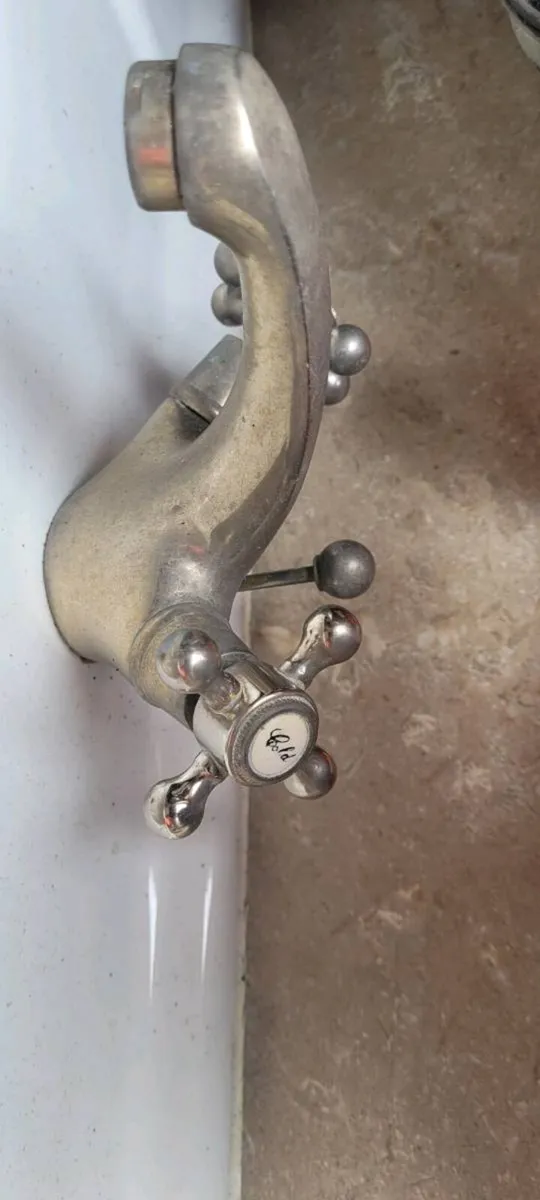 Brass tap with pop up waste
